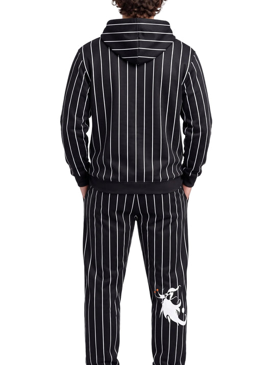 Man_standing_in_tracksuit_2K_20261015112218