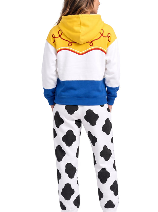 Woman_wearing_hoodie_and_sweatpants_2K_20261015091541
